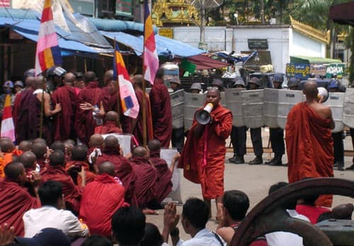 Manifestation de moines bouddhistes, Rangoun, 2007