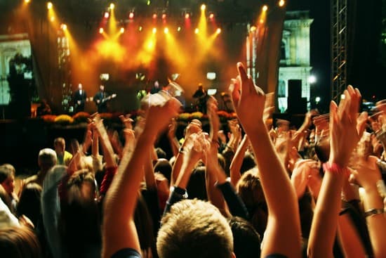 Spectateurs debout lors d'un concert