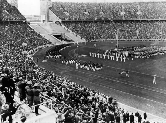 La délégation des athlètes français lors du défilé des jeux Olympiques de Berlin, en 1936.