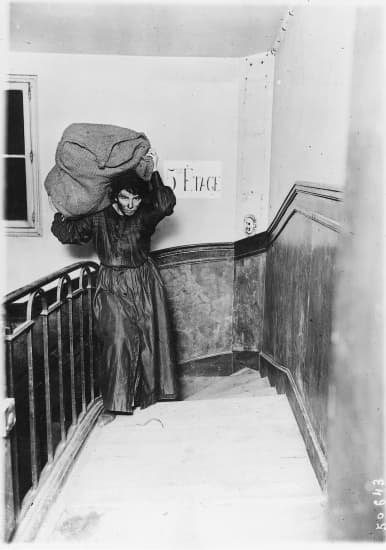 Femme livrant du charbon, 1917
