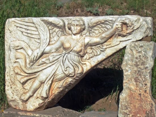 Bas-relief de Nikê à Éphèse