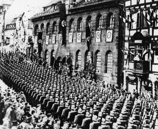 Défilé de l'armée allemande devant la résidence de Hitler à Nuremberg, 1936
